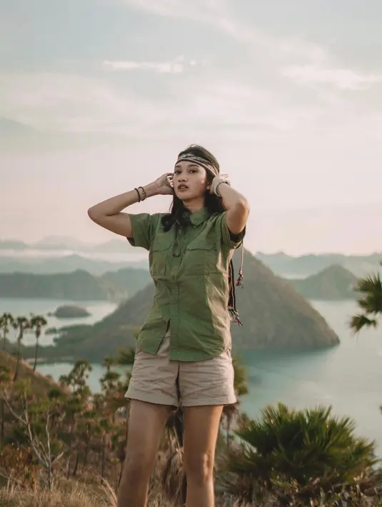 Lewat Instagram miliknya, wanita yang kini bintangi sinetron 'Buku Harian Seorang Istri' itu sering bagikan momen saat mengunjungi berbagai tempat yang punya alam indah. (Liputan6.com/IG/@clarestaufan)