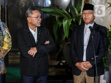 Ketua Umum Partai Golkar Airlangga Hartarto bersama Ketua Umum PAN Zulkifli Hasan dan Plt Ketua Umum PPP Mardiono memberikan keterangan pers terkait pertemuan Koalisi Indonesia Bersatu (KIB) yang diinisiasi Golkar, PAN, dan PPP, dikediaman Airlangga Hartarto di Widya Chandra, Jakarta, Kamis (27/4/2023). (Liputan6.com/Johan Tallo)