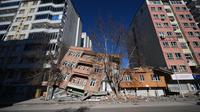 Bangunan-bangunan yang rusak di dekat pusat gempa distrik Pazarcik setelah dihantam gempa berkekuatan 7,8 magnitudo menghantam beberapa wilayah di Turki dan Suriah pada 6 Februari lalu, kota Kahramanmaras, Kamis 16 Februari 2023. (OZAN KOSE/AFP)