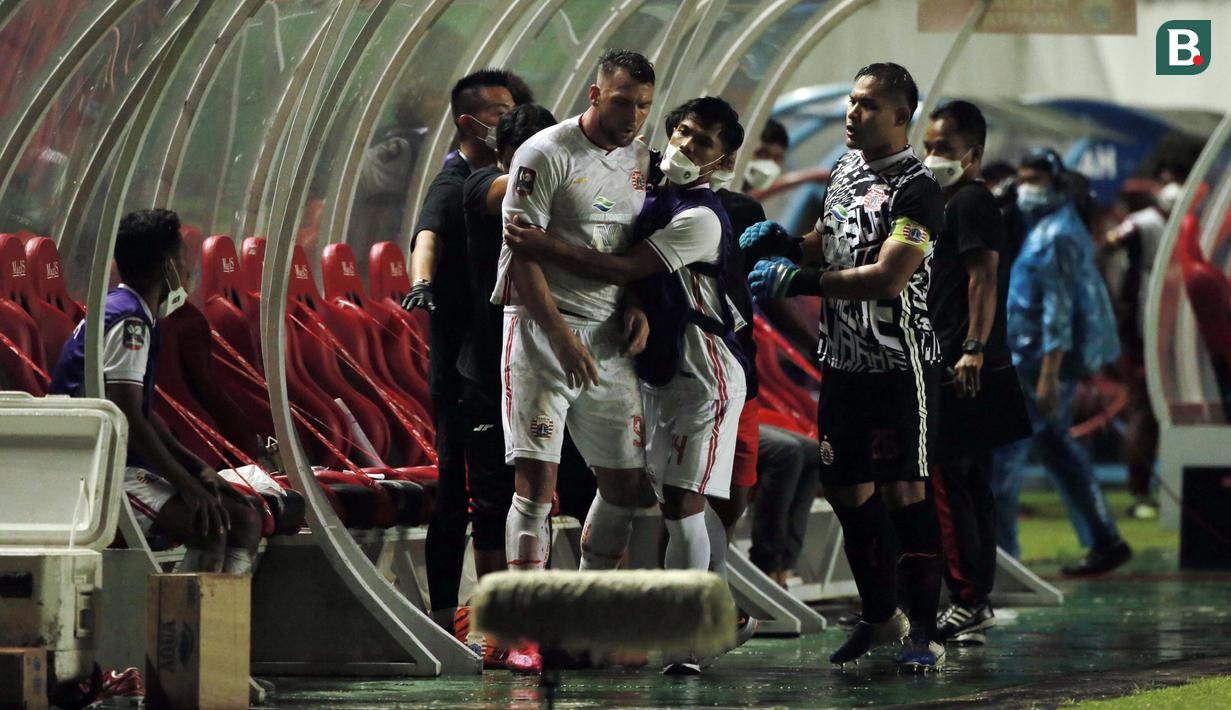 Usai peluit panjang dibunyikan, Andritany yang melihat kejadian tersebut sontak lari dari gawang dan langsung menghampiri Marko Simic yang sedang dilerai oleh rekan satu timnya. (Foto: Bola.com/Ikhwan Yanuar)