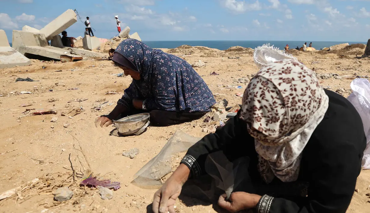 Beberapa palet makanan hancur berkeping-keping ketika kerumunan orang bergegas berebut mengambil bantuan. (Eyad BABA/AFP)