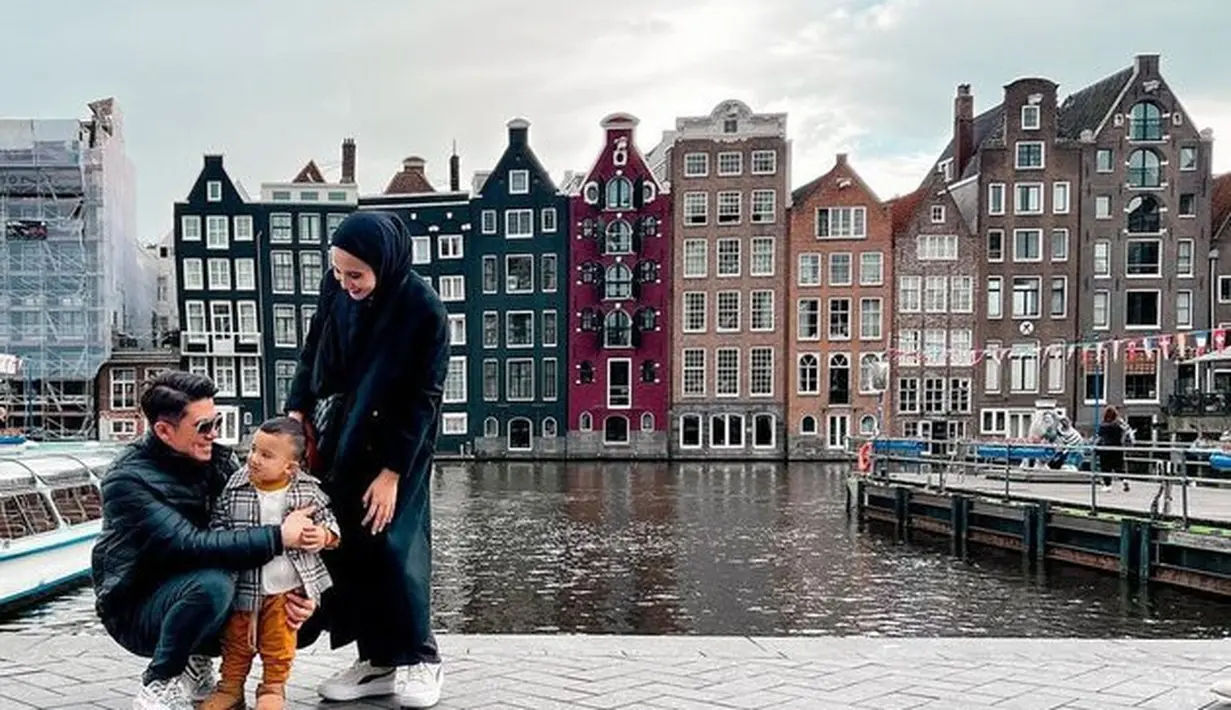 Zaskia Sungkar dan keluarga tengah berlibur ke Belanda. Tampilannya begitu sederhana namun tetap stylish. [Foto: instagram.com/zaskiasungkar15]