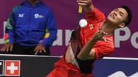 Pebulu tangkis Indonesia, Jonatan Christie mengembalikan kok saat bertanding melawan Kenta Nishimoto asal Jepang dalam semifinal tunggal putra Asian Games 2018 di Jakarta, Senin (27/8). Jonatan melaju ke final. (SONNY TUMBELAKA/AFP)