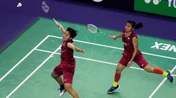 Pebulutangkis ganda putri Indonesia Apriyani Rahayu (kanan) dan Greysia Polii saat bertanding melawan Lee So Hee dan Shin Seung Chan (Korea Selatan) di final Prancis Terbuka 2017 di Stadion Coubertin, Paris (29/10). (AFP Photo/Thomas Samson)