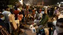 Orang-orang antre membeli minyak tanah untuk digunakan di rumah di sebuah pompa bensin di Kolombo, Sri Lanka, 17 Maret 2022. Krisis mata uang menghambat impor bahan bakar dan kebutuhan pokok lain dari luar negeri, termasuk susu bubuk, gas untuk memasak dan bensin. (Ishara S. KODIKARA/AFP)