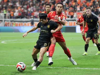 Pemain Persija Jakarta, Rizky Ridho (kanan) berusaha merebut bola dari pemain Borneo FC, Kei Hirosei dalam laga lanjutan BRI Super League 2025/2026 di Jakarta International Stadium (JIS), Jakarta Utara, Selasa (03/03/2026). (Bola.com/Abdul Aziz)