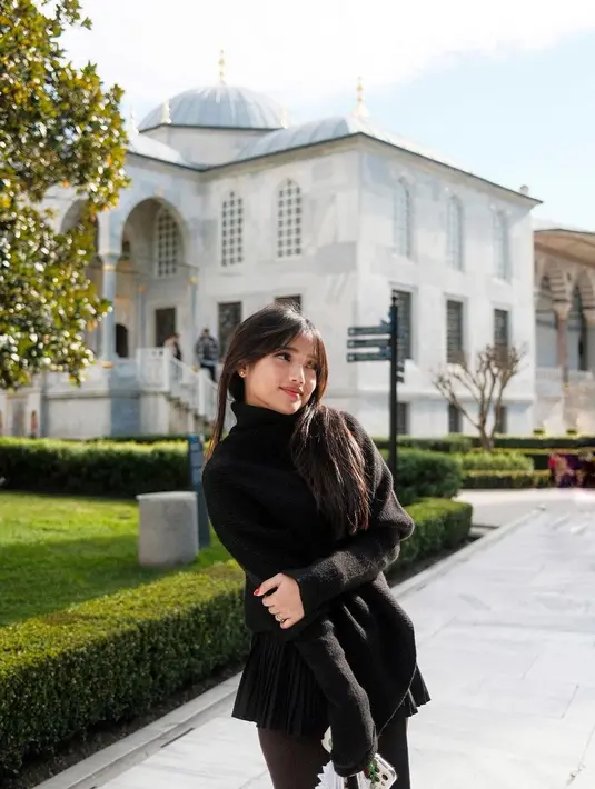 Fuji juga sedang menikmati waktunya di luar negeri, membawa serta sang keponakan, Gala. Di beberapa foto yang diunggahnya, Fuji terlihat tampil simpel dan chic dengan turtleneck hitam. [Foto: Instagram/fuji_an]