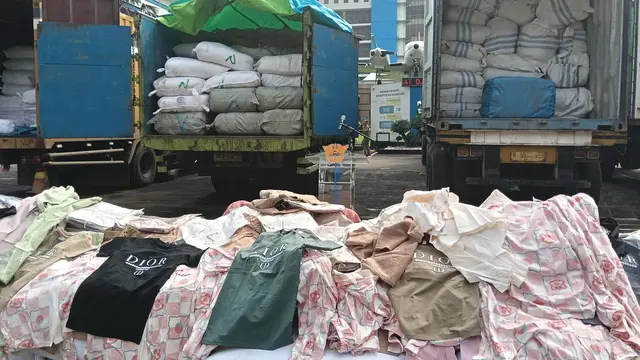 Ditjen Bea Cukai menindaki upaya peredaran produk garmen atau pakaian ilegal, melalui dua operasi penindakan. (Foto: Liputan6.com/Maulandy R)