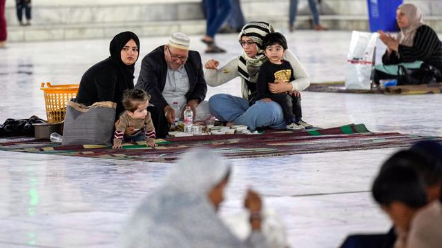 Indahnya Kebersamaan Umat Muslim Irak Buka Puasa Hari Pertama Ramadhan