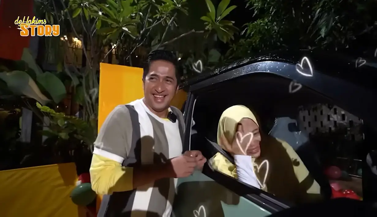 Air mata bahagia keluar dari mata Della. Irfan mengungkapkan alasannya memberikan mobil kecil listrik sebagai hadiah ulang tahun anniversary pernikahan kali ini. Menurut Irfan, saat tidak ada sopir, sang istri kesulitan membawa mobil besar. Sedangkan mobil kecil putranya kerap mogok  saat dibawa. [Youtube/deHakims Story]