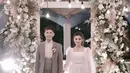 Audi Marissa juga tampil anggun dalam gaun pengantin yang simple dengan detail puff sleeve rancangan Renzi Lazuardi.  [Foto: IG/audimarissa].