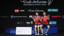 Pebulu tangkis ganda campuran China, Zheng Si Wei/Huang Ya Qiong, melakukan selebrasi usai berhasil menjadi pemenang di nomor ganda campuran Indonesia Open 2022 usia mengalahkan pebulu tangkis ganda campuran Jepang, Yuta Watanabe/Arisa Higashino pada babak final di Istora Senayan, Jakarta, Minggu (19/06/2022). (Bola.com/Bagaskara Lazuardi)