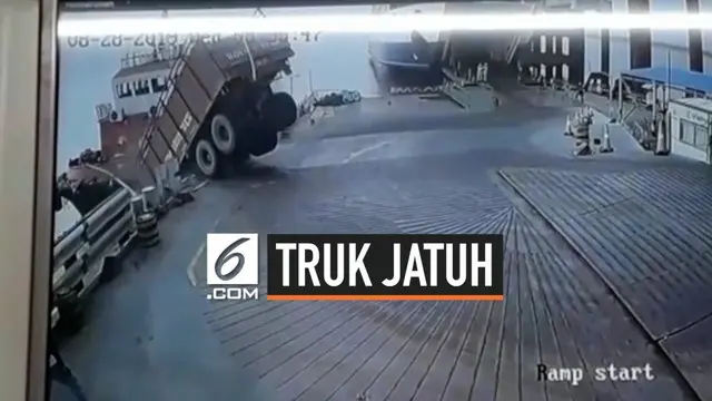Sebuah truk sampah kehilangan kendali di pelabuhan Gujarat, India. Truk menabrak pembatas  lalu terjun ke laut. Penyebab kecelakaan belum diketahui secara pasti sehingga polisi terus menyelidi insiden ini.
