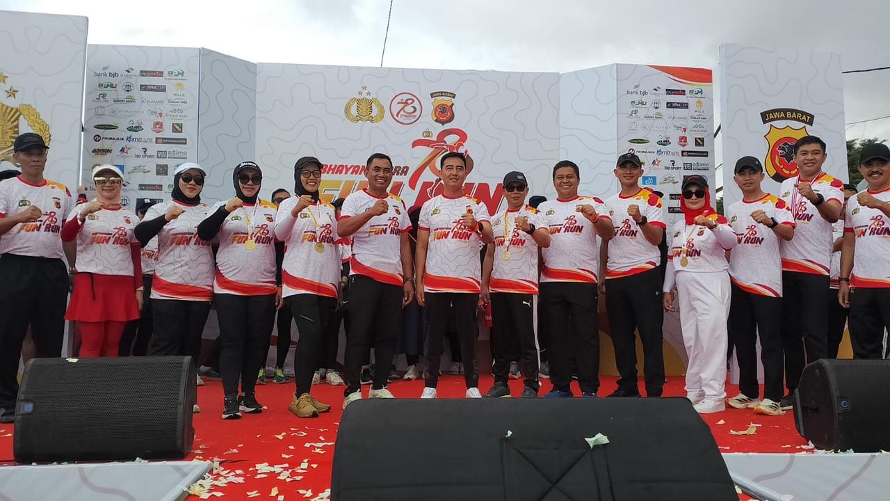 Kapolres Garut AKBP Rohman Yonky Dilatha bersama perwakilan Forkopimda Garut dalam fun run HUT Bhayangkara di trek jalan Ibrahim Aji kawasan wisata Cipanas Garut, Jawa Barat. (Liputan6.com/Jayadi Supriadin)