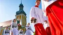Sejumlah remaja wanita mengenakan pakaian tradisional Sorbs memikul patung Bunda Maria saat mengikuti prosesi Whit Monday di gereja di Rosenthal, Jerman (21/5). (AP Photo / Jens Meyer)