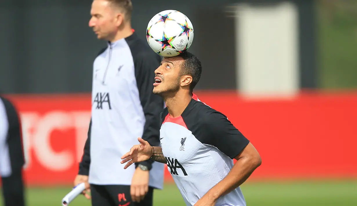 Gelandang Liverpool Thiago Alcantara mengambil bagian dalam sesi latihan di tempat latihan Liverpool di Liverpool, Inggris barat laut, Selasa (6/9/2022). Liverpool tandang ke markas Napoli pada laga perdana Liga Champions Grup A di Stadion Diego Armando Maradona, Kamis, 8 September 2022 dini hari WIB. (Photo by Lindsey Parnaby / AFP)