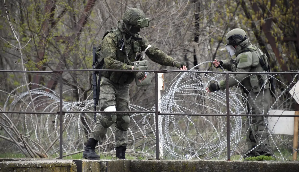 Tentara Rusia menjinakkan pembangkit listrik Luhansk di kota Shchastya (13/4/2022). Dibangun antara tahun 1950 dan 1956 dan generator pertamanya terhubung ke jaringan pada 30 September 1956. (AFP/ Alexander Nemenov)