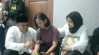 Sugiarti saat menunggu jenazah Italia Chandra di RSUD Tangerang. (Liputan6.com/Pramita Tristiwati)