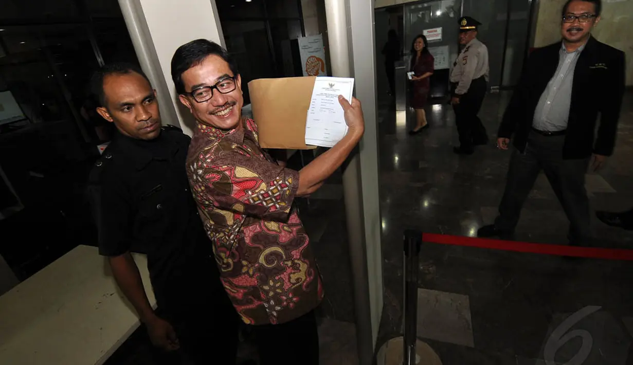 Menteri Agraria dan Tata Ruang Ferry Mursyidan Baldan saat memperlihatkan seluruh dokumen harta kekayaan yang akan dilaporkan ke KPK, Jakarta, Jumat (14/11/2014). (Liputan6.com/Miftahul Hayat)