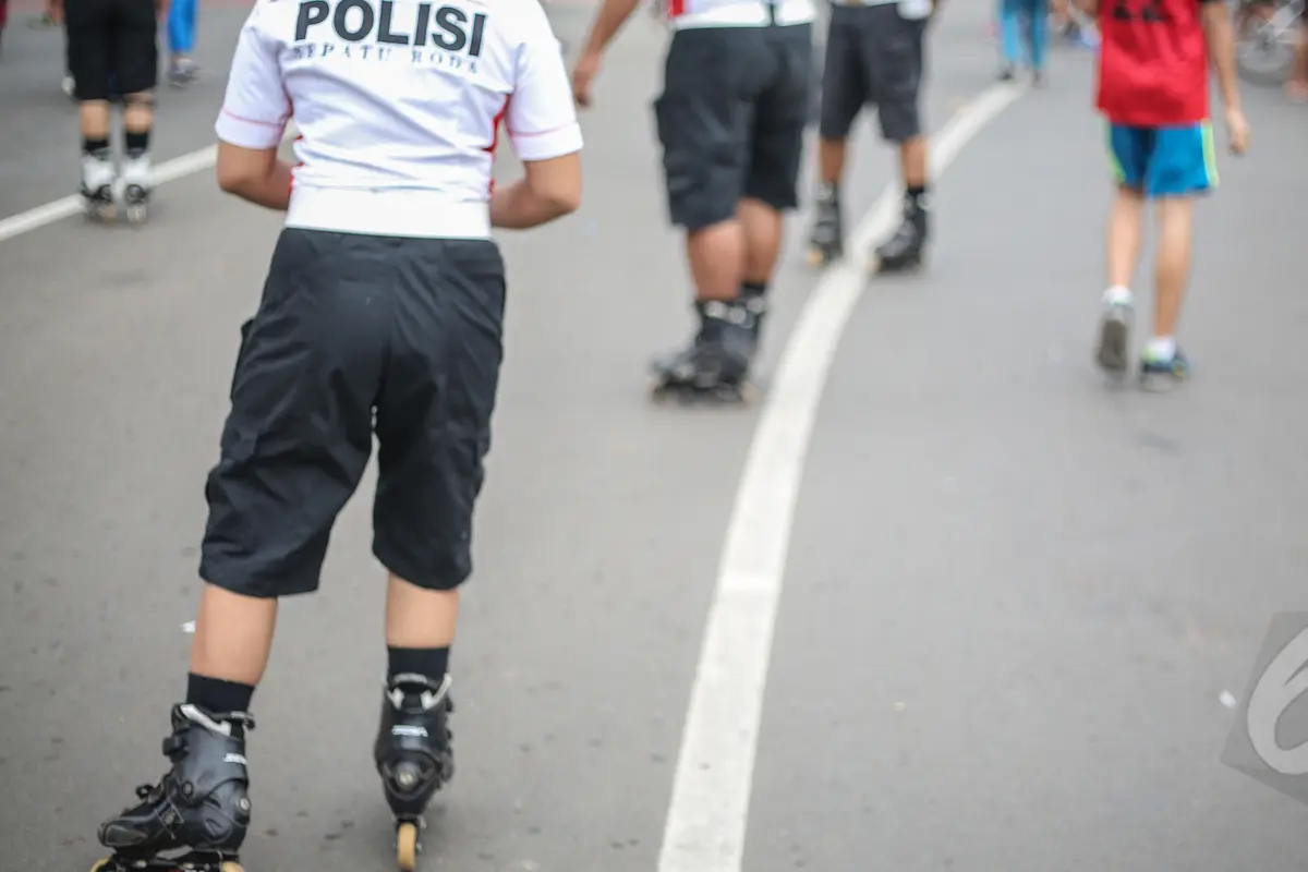 Aksi Polisi Bersepatu Roda Saat Car Free Day
