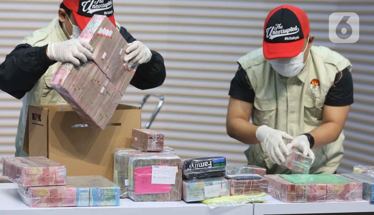 Sudewo sendiri telah resmi ditetapkan sebagai tersangka dan ditahan bersama tiga tersangka lainnya di Rumah Tahanan (Rutan) Cabang KPK Gedung Merah Putih Jakarta. Tampak dalam foto, petugas menyusun tumpukan uang barang bukti Operasi Tangkap Tangan (OTT) Bupati Pati Sudewo di Gedung Merah Putih Komisi Pemberantasan Korupsi (KPK), Jakarta, Selasa (20/1/2026). (Liputan6.com/Helmi Fithriansyah)