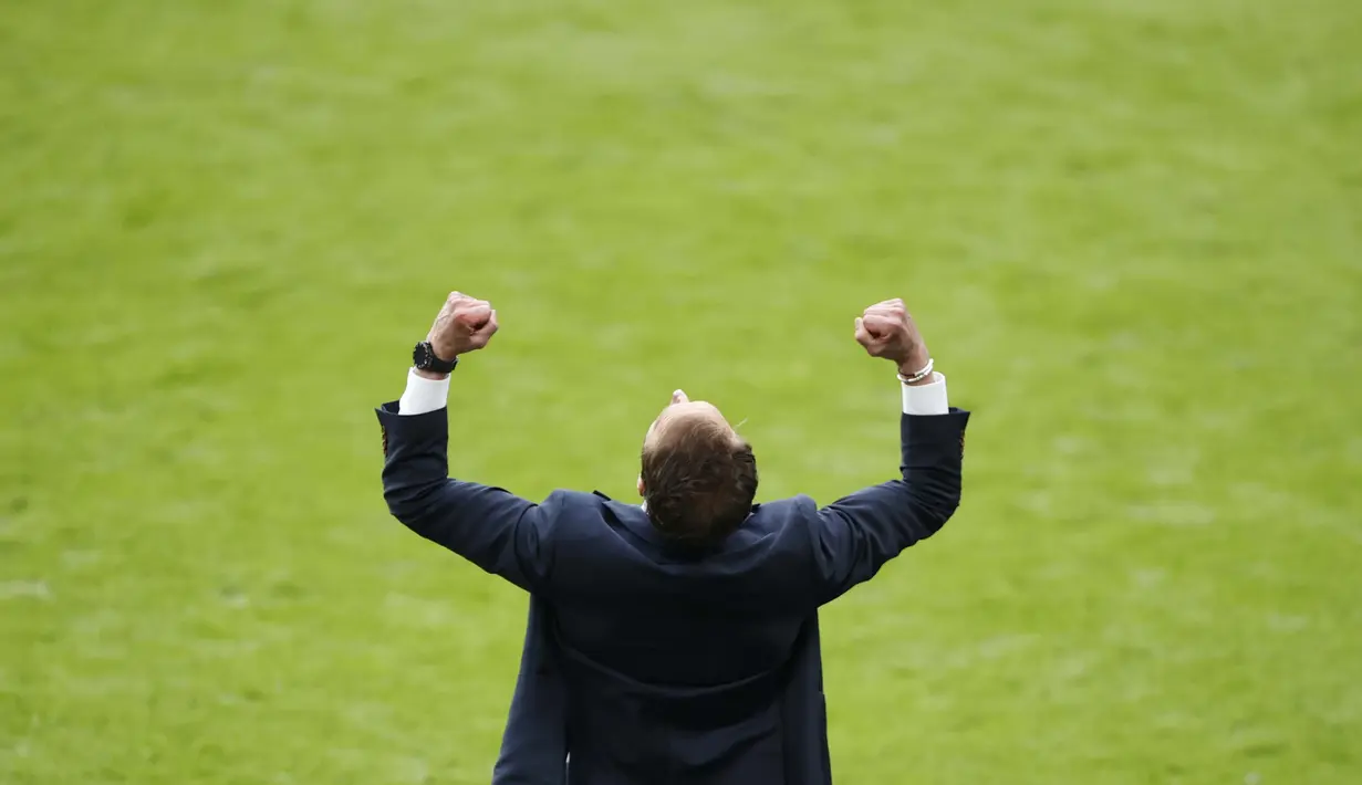 Pelatih Timnas Inggris, Gareth Southgate melakukan selebrasi usai pertandingan babak 16 besar Euro 2020 antara Inggris melawan Jerman di Stadion Wembley, London, Selasa, (29/62021). (Foto: AP/Pool/John Sibley)