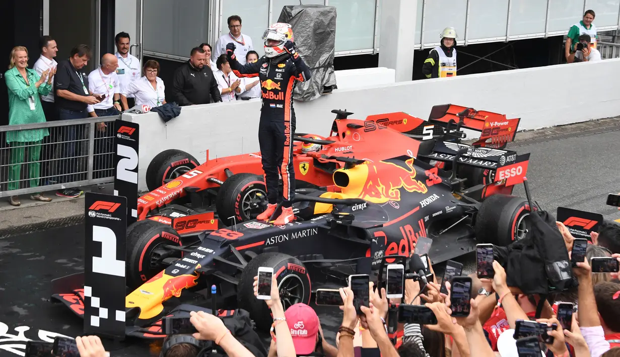 Pebalap Red Bull Max Verstappen melakukan selebrasi usai memenangkan F1 GP Jerman di Hockenheimring, Hockenheim, Minggu (28/7/2019). Ini adalah kemenangan kedua Verstappen pada persaingan F1 GP 2019. (Uli Deck / dpa via AP)