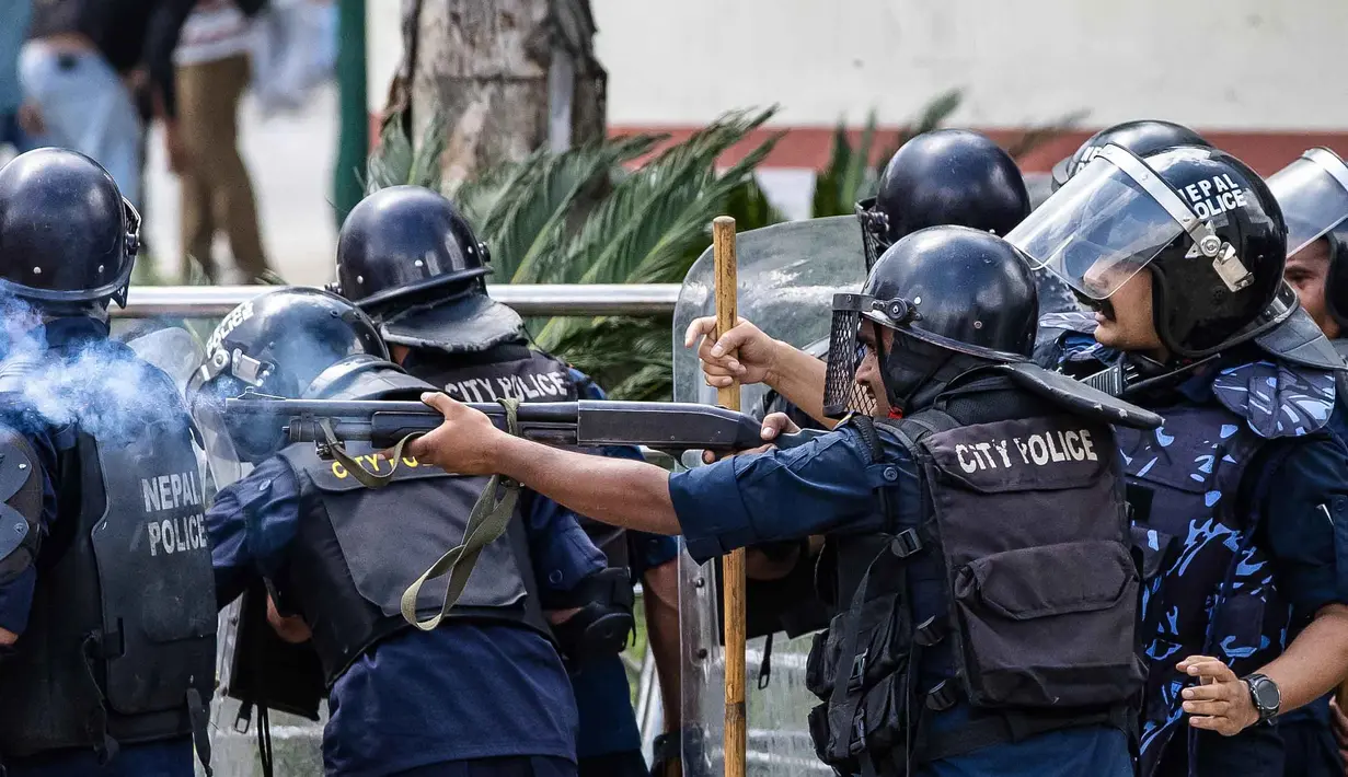 Polisi juga menggunakan peluru karet, gas air mata, meriam air, dan pentungan untuk menghalau pengunjuk rasa yang akan menerobos kawat berduri dan mencoba menyerbu area terbatas di dekat gedung parlemen. (PRABIN RANABHAT/AFP)