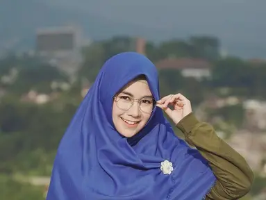 Memakai hijab berwarna biru dan baju hijau tua membuat penampilan Anisa semakin cantik dan sejuk. (Liputan6.com/IG/@anisarahma_12)