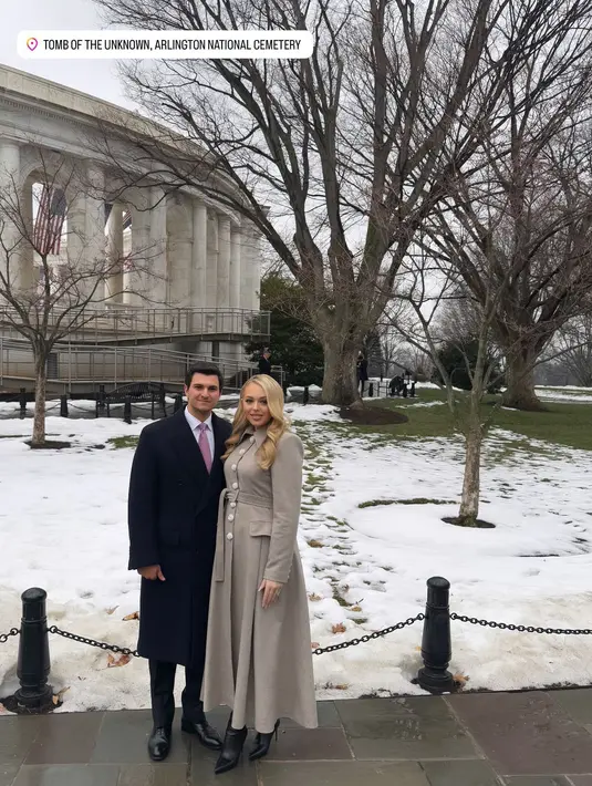 Sementara itu, Tiffany Trump memilih kenakan busana dari desainer Lebanan, Zuhair Murad [@tiffanytrump]