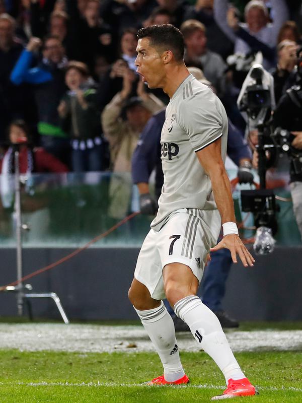 Penyerang Juventus, Cristiano Ronaldo berselebrasi usai mencetak gol ke gawang Udinese pada lanjutan Liga Serie A Italia di Stadion Dacia Arena (6/10). Juventus menang 2-0 atas Udinese dan Ronaldo mencetak satu gol menit ke-37. (AP Photo/Antonio Calanni)