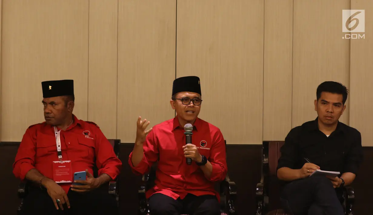 Bupati Banyuwangi Abdullah Azwar Anas bersama Bupati Boven Digoel Benediktus Tambonop menjadi pembicara dalam serial diskusi dalam rangkaian Kongres PDI P ke V di Bali, Jumat (9/8/2019). Diskusi membahas "Kepala Daerah Bongkar Rahasia PDI Perjuangan Menang Dalam Pilkada. (Liputan6.com/Johan Tallo)