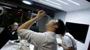 Sejumlah pegawai saat menyantap makan malam di kantornya, di Beijing, China, (21/4). Sejumlah kantor di Beijing menyediakan ruangan kecil yang dikhususkan untuk tidur siang para pegawainya. (REUTERS/Jason Lee)