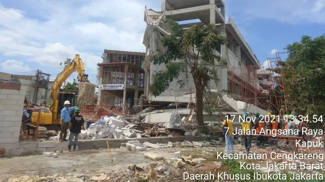 Sebuah bangunan sekolah yang sedang dalam proses renovasi tiba-tiba ambrol pada Rabu (17/11/2021) siang. Sejumlah pekerja dilaporkan luka-luka akibat kejadian itu.