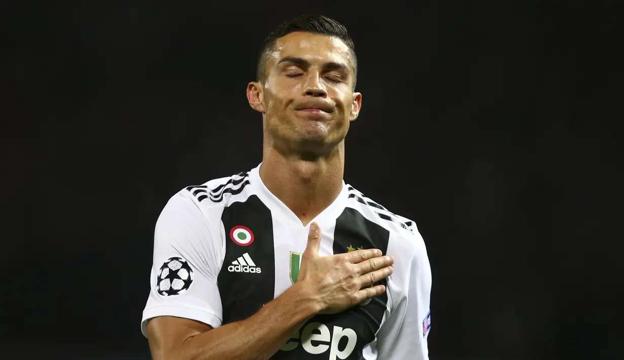 1. Cristiano Ronaldo (Juventus) - Terlahir dari ayah seorang tukang kebun dan ibu tukang masak membuat Ronaldo kecil hidup pas pasan. Bakat luar biasa di sepak bola membuat bintang Portugal itu terlepas dari kemiskinan. (AP/Dave Thompson)