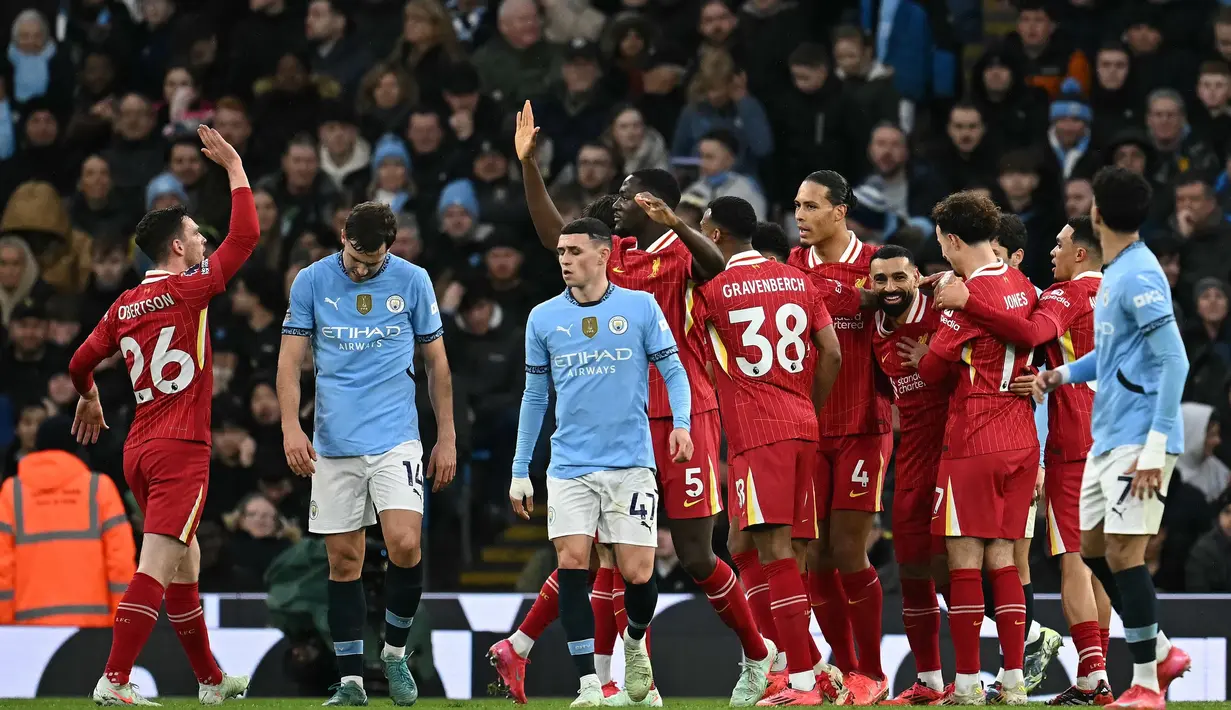 Pemain depan Liverpool, Mohamed Salah bersama rekan setimnya merayakan gol pembuka keunggulan atas Manchester City pada lanjutan Premier League 2024/2025 di Etihad Stadium, Manchester, Inggris, pada 23 Februari 2025. (Paul ELLIS/AFP)