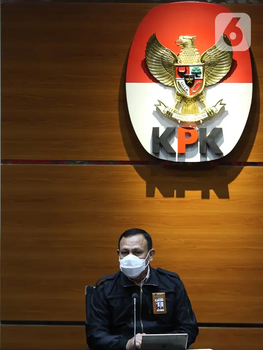 Ketua KPK Firli Bahuri menyampaikan keterangan pers terkait Operasi Tangkap Tangan (OTT) Gubernur Sulawesi Selatan di Jakarta, Minggu (28/2/2021) dinihari. KPK menetapkan tiga tersangka dalam kasus dugaan penerimaan suap terkait proyek infrastruktur di Sulawesi Selatan (Liputan6.com/Herman Zakharia)