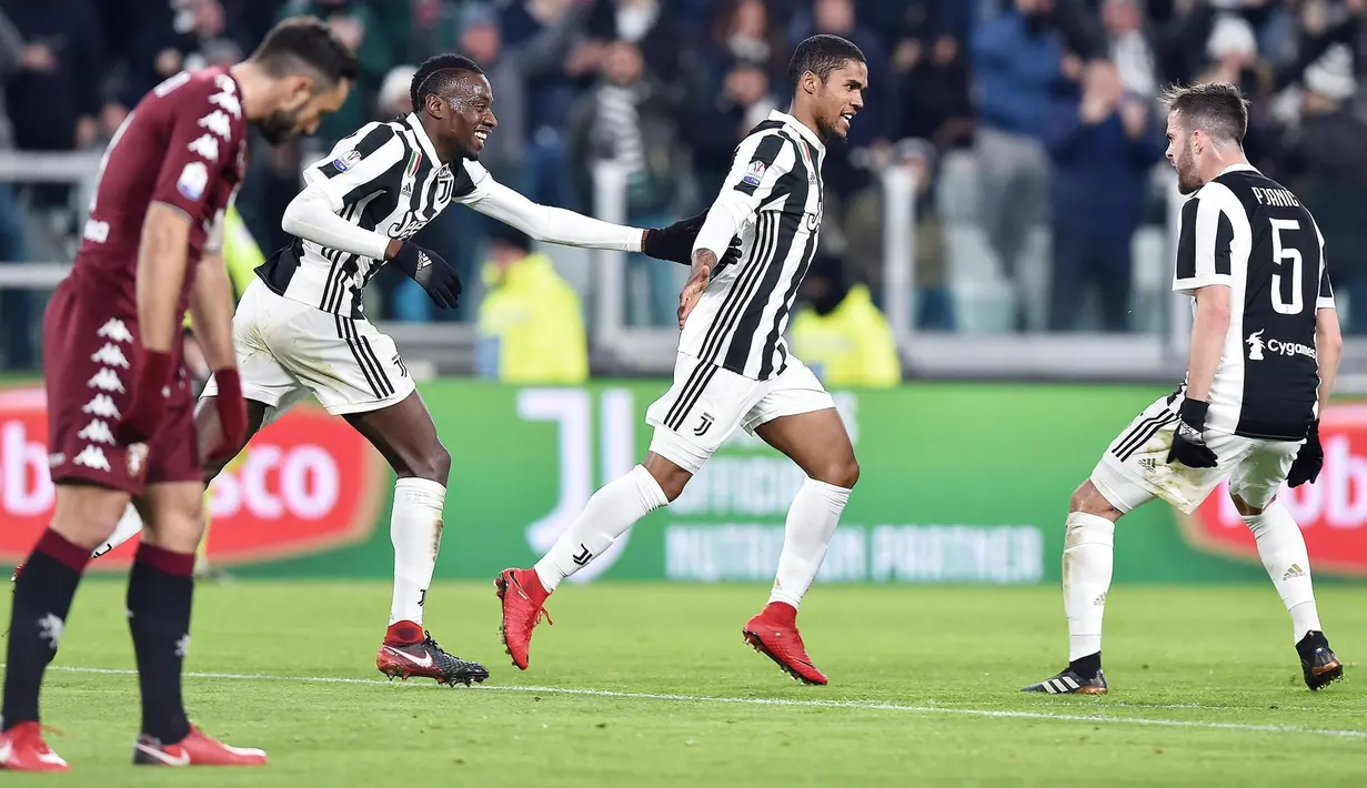 Pemain Juventus, Douglas Costa berselebrasi setelah mencetak gol ke gawang Torino dalam lanjutan Coppa Italia di Stadion Allianz, Rabu (3/1). Costa menyumbang satu dari dua gol untuk Juventus melenggang ke babak semifinal. (Andrea Di Marco/ANSA via AP)