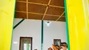 Presiden Joko Widodo saat mengunjungi Rumah Pengasingan Bung Karno di Kabupaten Ende, Provinsi Nusa Tenggara Timur (NTT), Rabu (1/6/2022). Jokowi dan Iriana berkesempatan melihat berbagai macam barang-barang peninggalan Bung Karno bersama keluarga selama diasingkan. (Biro Pers Sekretariat Presiden)