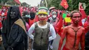 Massa yang tergabung dalam Serikat Rakyat Miskin Indonesia (SRMI) berunjuk rasa di kawasan Patung Kuda, Jakarta, Selasa (27/10/2020). Dalam aksi tersebut massa menuntut pencabutan Omnibus Law Undang-Undang Cipta Kerja yang dianggap merugikan masyarakat miskin. (Liputan6.com/Faizal Fanani)