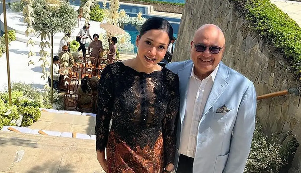 Hadir bersama sang suami, Maia Estianty mengenakan atasan kebaya hitam brokat dipadukan bawahan kain coklat. [@maiaestiantyreal]