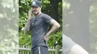 Istri Sibuk, David Beckham Jaga Putrinya di Taman