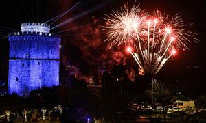 Kembang api meledak di atas Teluk Thermaikos di dekat Menara Putih, Thessaloniki, Yunani selama perayaan Tahun Baru pada 1 Januari 2026. (Sakis Mitrolidis/AFP)