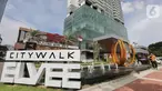 Pengunjung berjalan melintasi Citywalk Elvee yang merupakan tempat hang out anak muda di arae Lippo Village Karawaci, Tangerang, Senin (29/11/2021). Area berkonsep retail podium yang beroperasi sejak 6  bulan lalu telah terisi 80% tenant food & beverage dari 20 outlet. (Liputan6.com/Fery Pradolo)