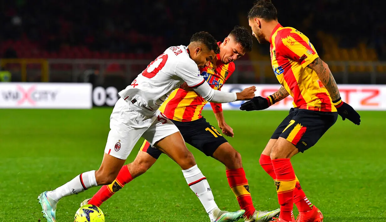 Pemain AC Milan Junior Messias (kiri) berebut bola dengan pemain Lecce Joan Gonzalez dan Kristoffer Askildsen pada pertandingan sepak bola Liga Italia di Lecce, Italia, 14 Januari 2023. Pertandingan berakhir imbang dengan skor 2-2. (Giovanni Evangelista /LaPresse via AP)