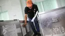 Petugas Pemungutan Suara (PPS) memeriksa 104 kotak suara di Kelurahan Menteng, Jakarta, Kamis (13/4). Sebagian besar logistik untuk Pilkada DKI 2017 pada 19 April mendatang telah didistribusikan sampai tingkat kelurahan. (Liputan6.com/Faizal Fanani)