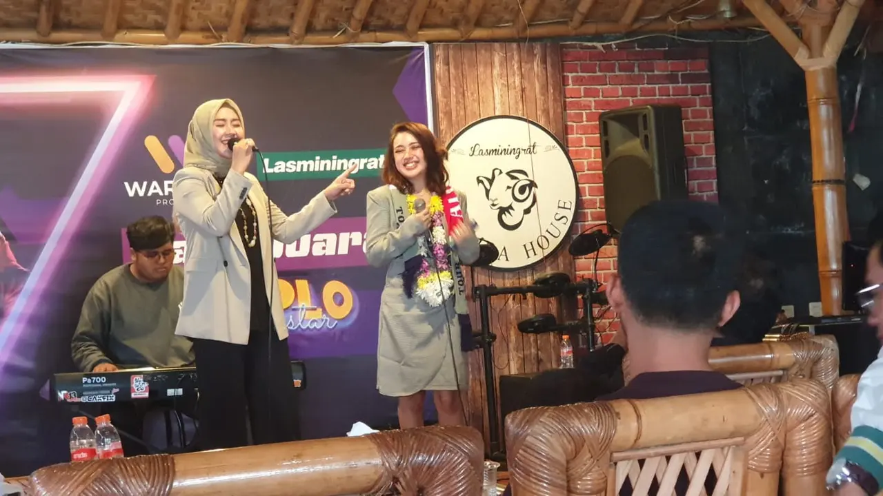 Nada Destyara, juara 1 Koplo Superstar ANTV 2022, asal Garut, Jawa Barat bersama mantan juara 1 KDI Gita duet bersama di sela-sela penyambutan sederhana warga Garut di Galeri Lasminingrat, Garut. (Liputan6.com/Jayadi Supriadin)