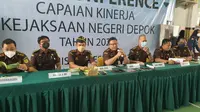 Kejari Kota Depok mengumumkan dua tersangka dugaan korupsi pada Dinas Pemadam Kebakaran dan Penyelamatan atau Damkar Kota Depok. (Liputan6.com/Dicky Agung Prihanto)