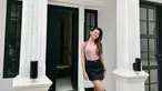 Dinda Mahira ungkap ia bersyukur bisa membeli rumah di usia 19 tahun. Doa dan dukungan dari keluarga membantu artis kelahiran 17 November 2003 ini kini berada di titik sukses ini. Dulu pernah susah bareng keluarga, kini Dinda sudah menciptakan kebahagiaan versi sendiri. Sembari berpose di depan rumah, kebahagiaan tak henti dipancarkan bintang sinetron Topeng Kaca ini. (Liputan6.com/IG/@dindaaaaa.17)