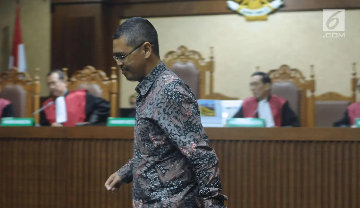 Terdakwa suap pembangunan jalan di Kementerian PUPR, Yudi Widiana Adia saat mengikuti sidang pembacaan putusan di Pengadilan Tipikor, Jakarta, Rabu (21/3). Yudi divonis sembilan tahun penjara dan denda Rp 500 juta. (Liputan6.com/Helmi Fithriansyah)